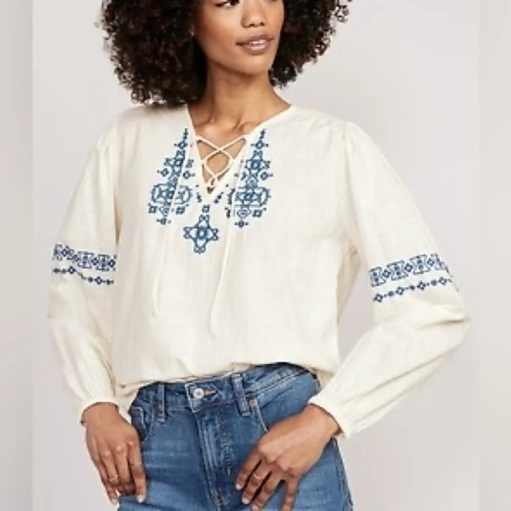 OLD NAVY LACE UP EMBROIDERED POET BLOUSE CREAM COLOR SIZE L.